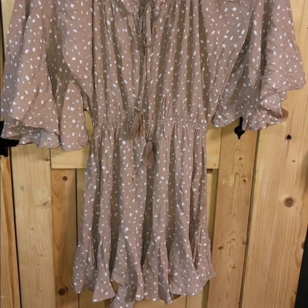 Flutter Sleeve Boutique Romper size small brand new